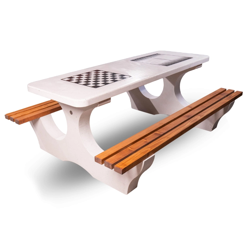 Скамейка с шахматным столом